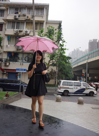 Xin under umbrella Shanghai